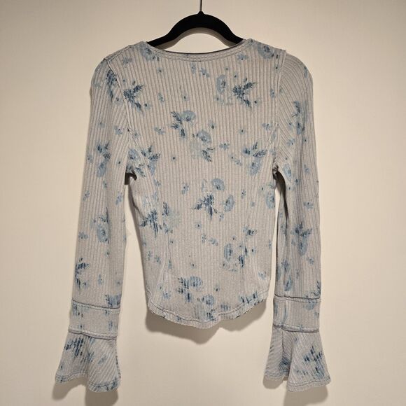 Free People Layer Me Henley Top Small Floral Gray Combo Bell Sleeve Boho New - Picture 6 of 10